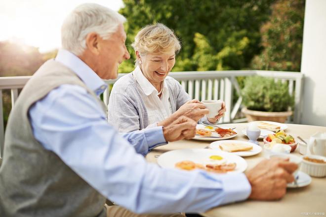 老年人补钙的正确方式别再盲目吃钙片了